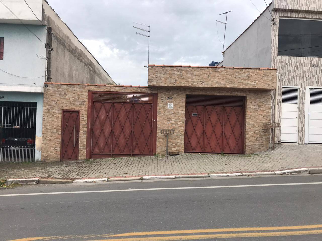 Casa com 03 dormitórios - Cidade Kemel - Poá / Sp