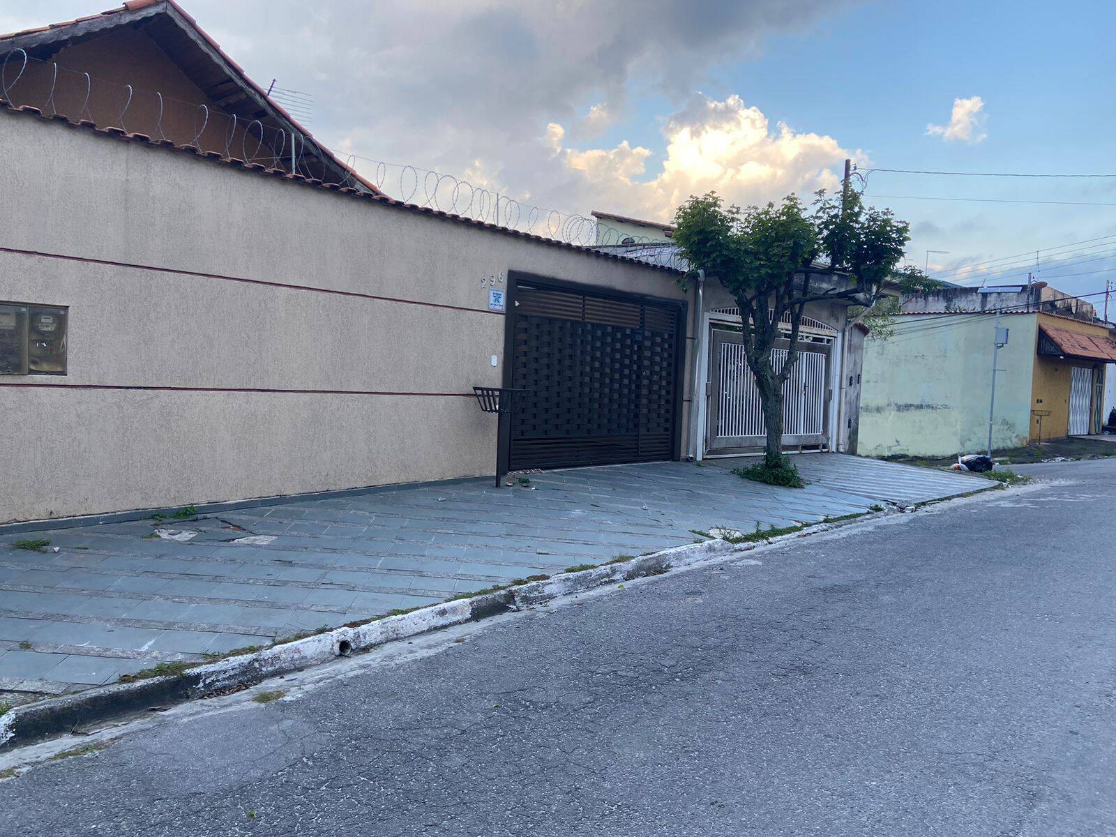 CASA COM 3 DORMITÓRIOS - JD MEDINA - POÁ/SP