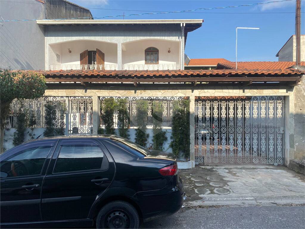 Sobrado comercial à venda ou para alugar com 4 quartos, sendo 1 suíte, em Jardim Medina, Poá - SP