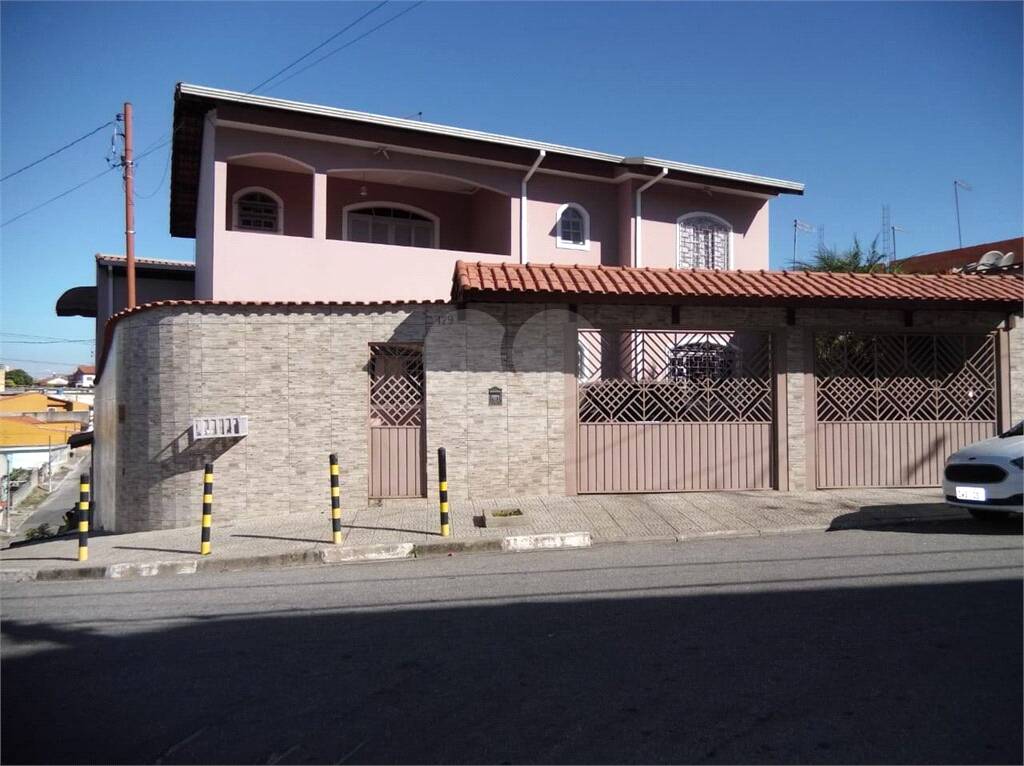 Sobrado à venda com 3 quartos, sendo 2 suítes, em Vila Júlia, Poá - SP