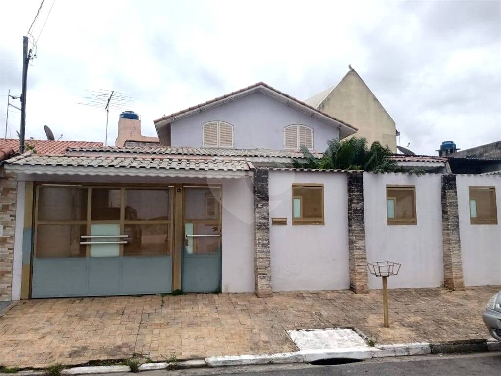Sobrado à venda com 3 quartos, sendo 2 suítes, em Vila Rea, Poá - SP